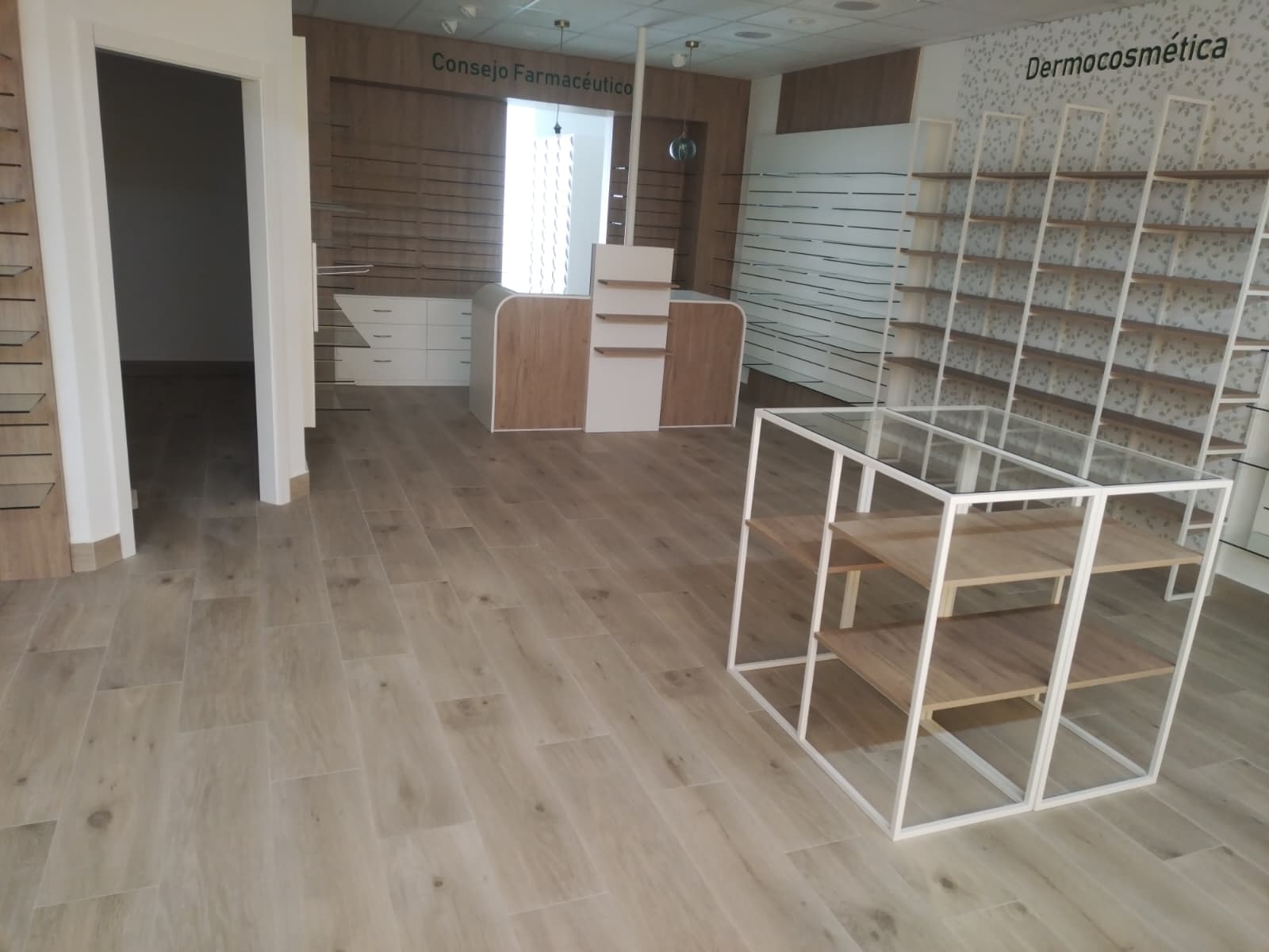 instalación de puertas, armarios y muebles a medida para una tienda cosmética